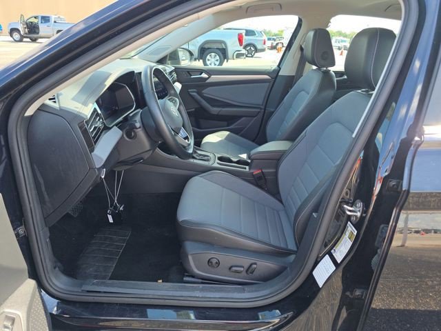 Used 2025 Volkswagen Jetta SE FWD image 8