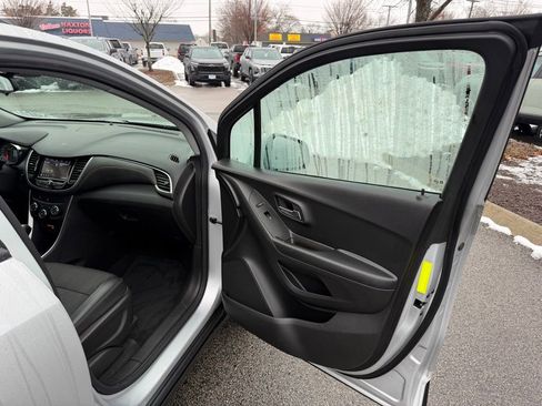 Used 2022 Chevrolet Trax LT w/ LT Convenience Package image 23