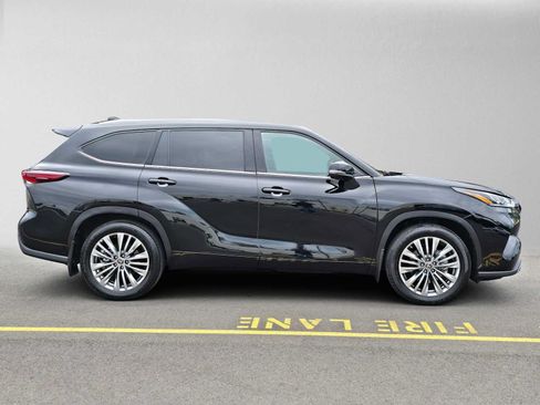 Used 2024 Toyota Highlander Platinum AWD/4WD image 2