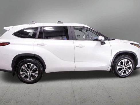 Used 2023 Toyota Highlander XLE image 6