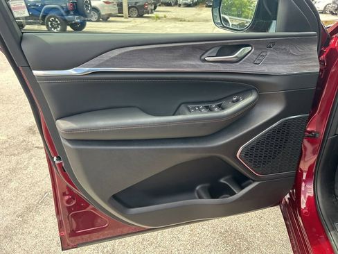 New 2025 Jeep Grand Cherokee Overland w/ Luxury Tech Group IV image 34