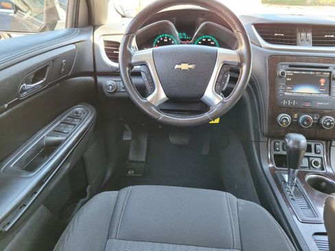 Used 2017 Chevrolet Traverse LT w/ Style and Technology Package image 7