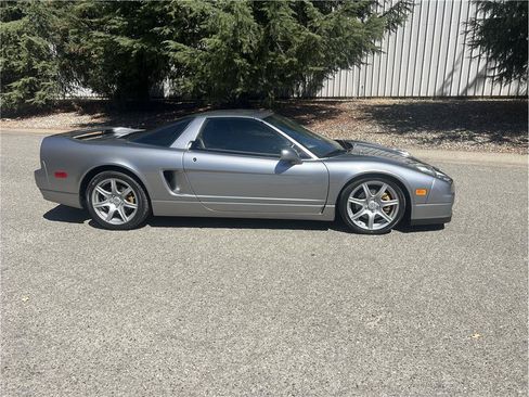 Used 2003 Acura NSX T RWD image 2