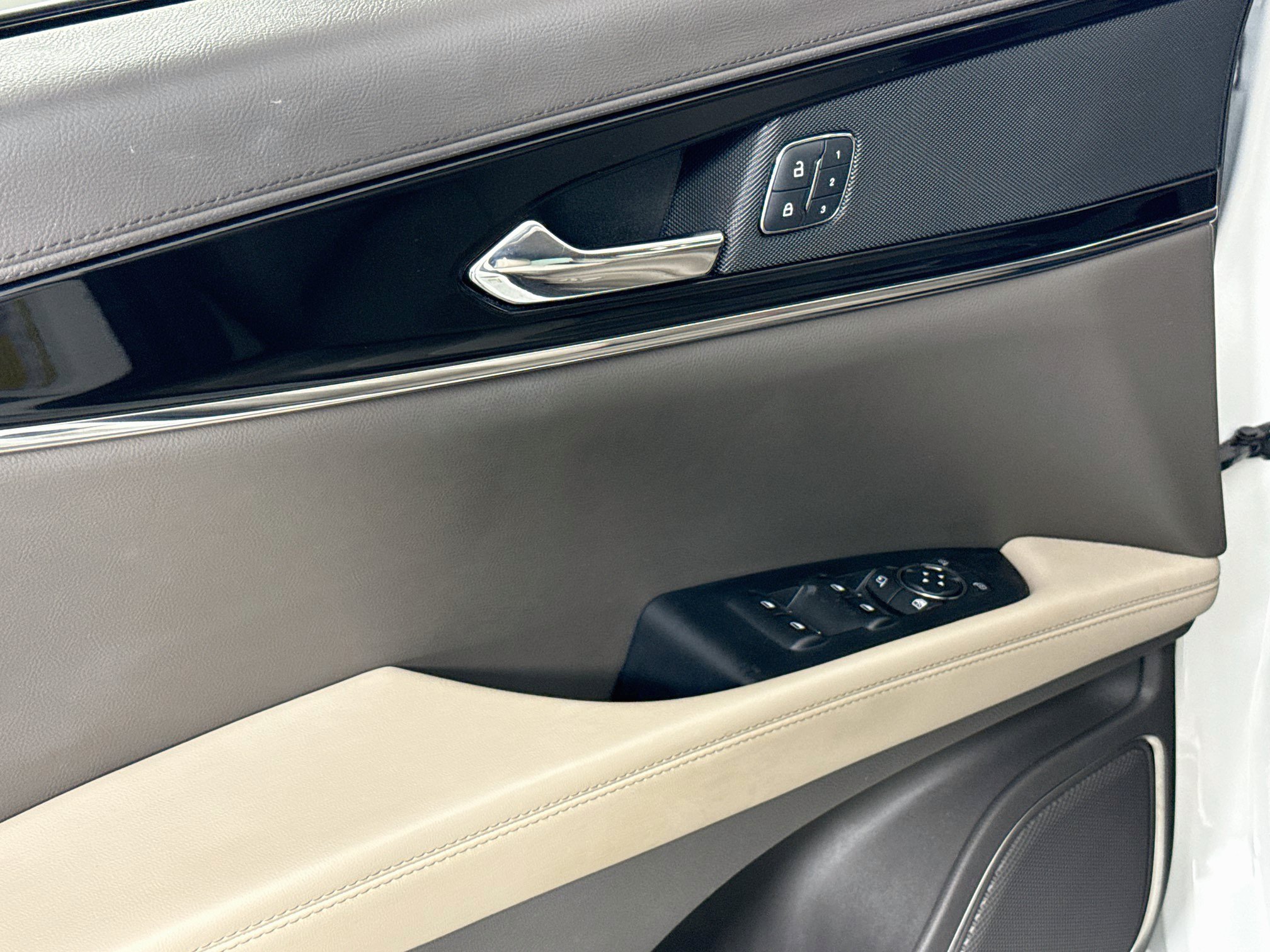Used 2022 Lincoln Nautilus FWD w/ Premium Package image 19