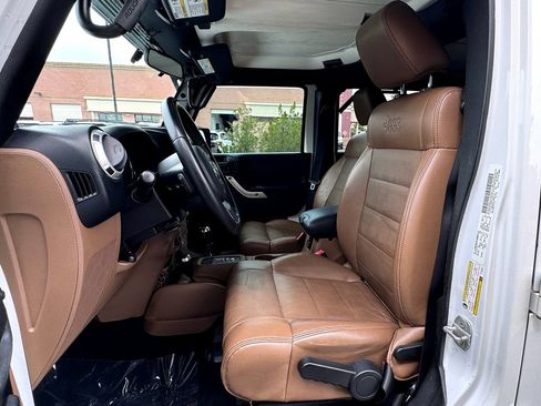 Used 2012 Jeep Wrangler Unlimited Sahara w/ Connectivity Group AWD/4WD image 18