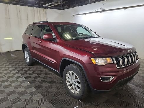 Used 2021 Jeep Grand Cherokee Laredo image 3