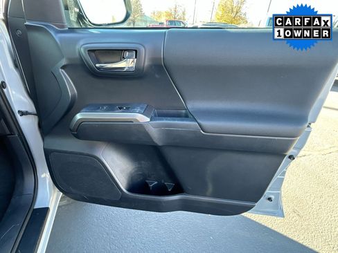 Used 2018 Toyota Tacoma TRD Sport image 28
