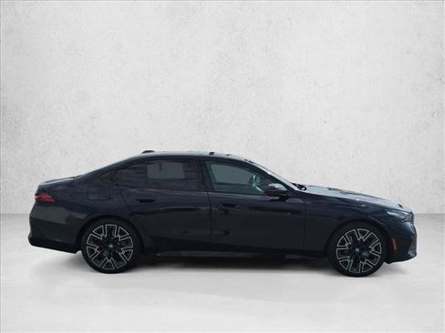 Used 2025 BMW 530i w/ M Sport Package RWD image 4