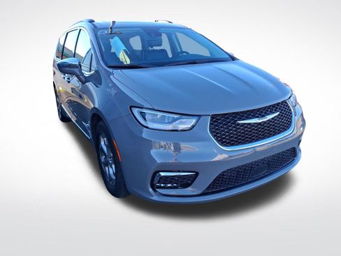 Used 2022 Chrysler Pacifica Limited image 1