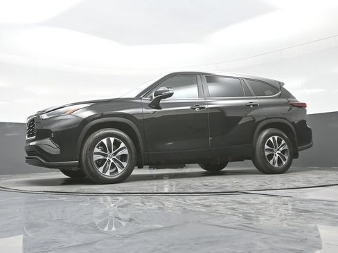 Used 2025 Toyota Highlander XLE AWD/4WD image 26