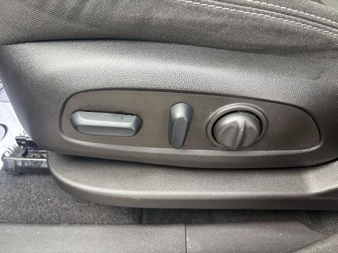 Used 2023 GMC Terrain SLE w/ Driver Convenience Package image 9