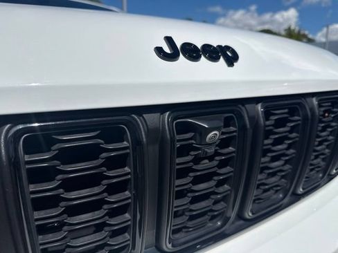 Used 2023 Jeep Grand Cherokee L Limited w/ Luxury Tech Group II AWD/4WD image 4