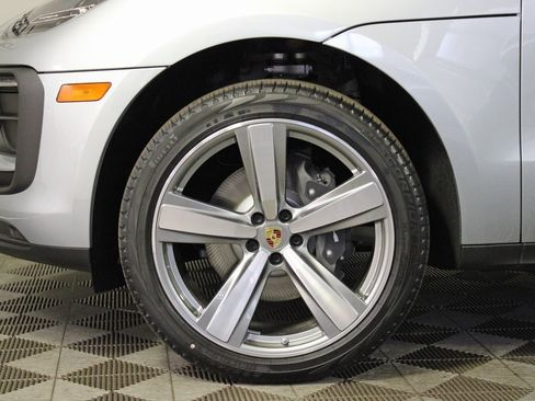 Used 2025 Porsche Macan image 38