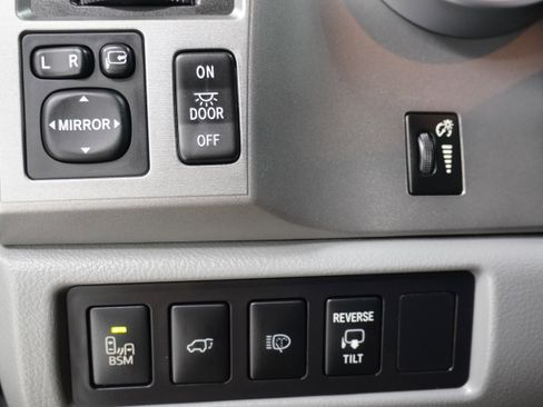 Used 2015 Toyota Sequoia Platinum image 27