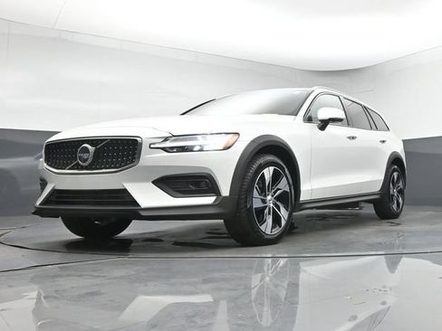 Used 2025 Volvo V60 B5 Cross Country Plus AWD/4WD image 12