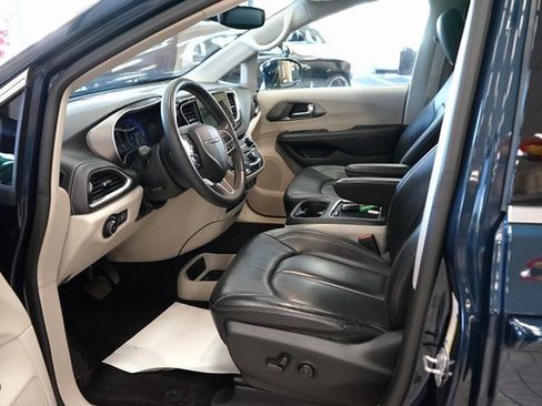 Used 2022 Chrysler Pacifica Touring-L image 25