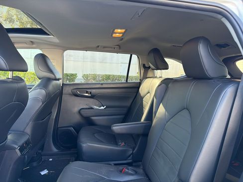 Used 2024 Toyota Highlander LE image 10