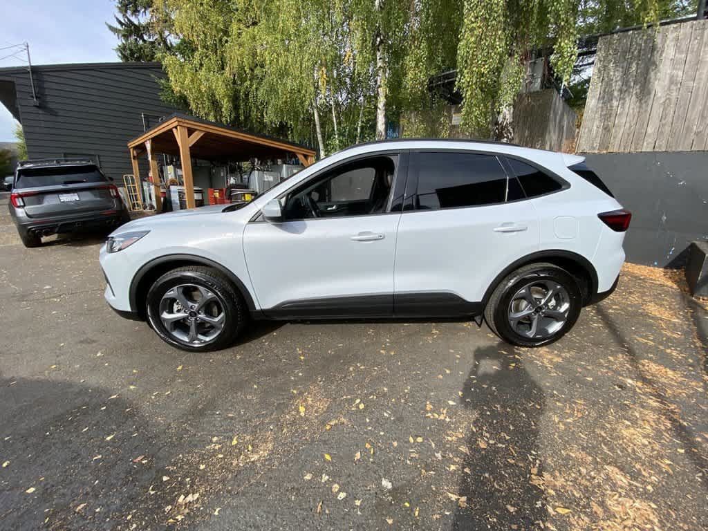 Used 2025 Ford Escape ST-Line Select AWD/4WD image 3