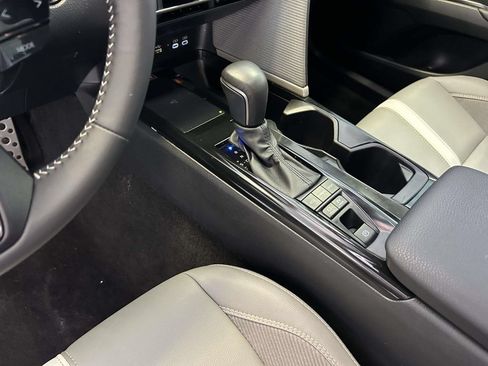 Used 2025 Toyota Camry SE w/ Convenience Package FWD image 18
