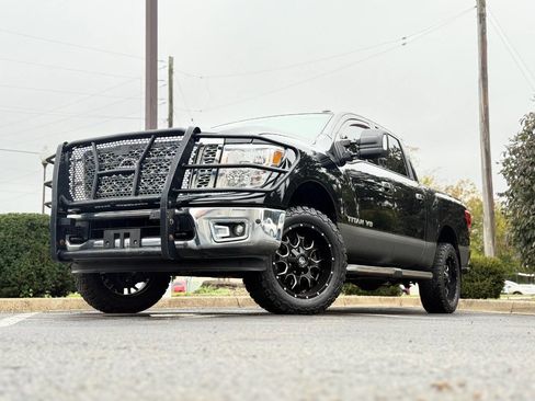 Used 2019 Nissan Titan SV w/ SV Convenience Package image 2