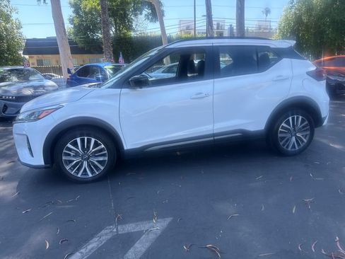 Used 2024 Nissan Kicks SR FWD image 3