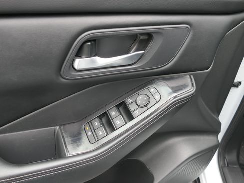 Used 2025 Nissan Rogue SV FWD image 14