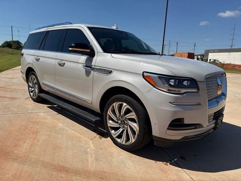 Used 2022 Lincoln Navigator Reserve AWD/4WD image 3