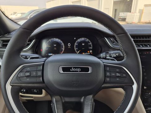 Used 2023 Jeep Grand Cherokee Limited image 19