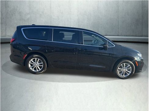New 2026 Chrysler Pacifica Select image 8