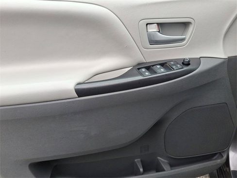 Used 2017 Toyota Sienna LE image 13
