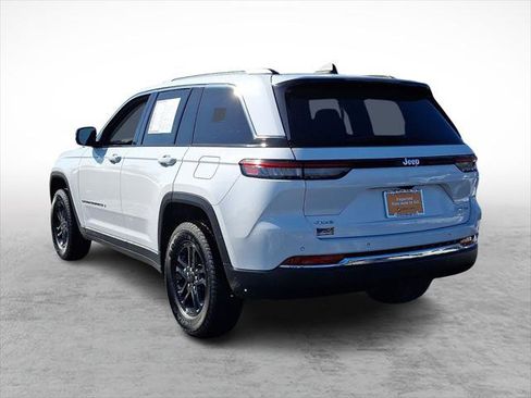 Certified 2023 Jeep Grand Cherokee Laredo image 3