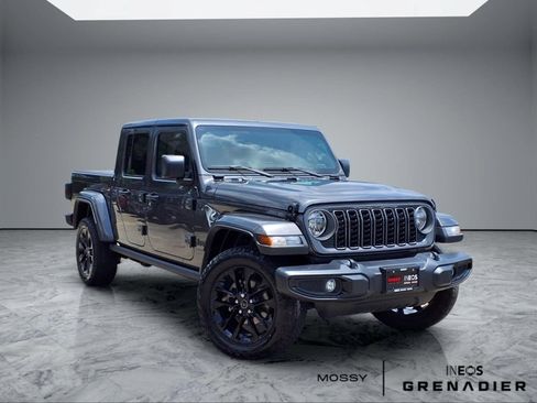 Used 2025 Jeep Gladiator Sport AWD/4WD image 1