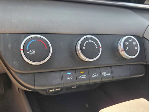 Used 2024 Hyundai Elantra SE FWD image 24