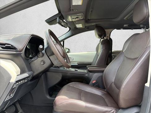 Used 2021 Toyota Sienna Platinum AWD/4WD image 11
