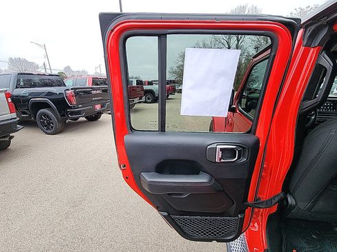 Used 2018 Jeep Wrangler Unlimited Sahara image 26