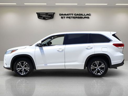 Used 2018 Toyota Highlander LE FWD image 2