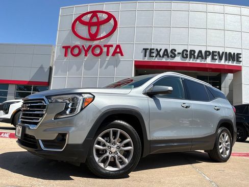 Used 2024 GMC Terrain SLT AWD/4WD image 2