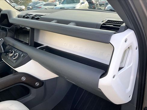 Used 2023 Land Rover Defender 110 SE image 18