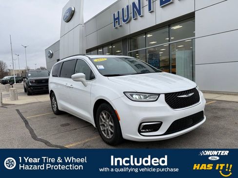 Used 2022 Chrysler Pacifica Touring image 10