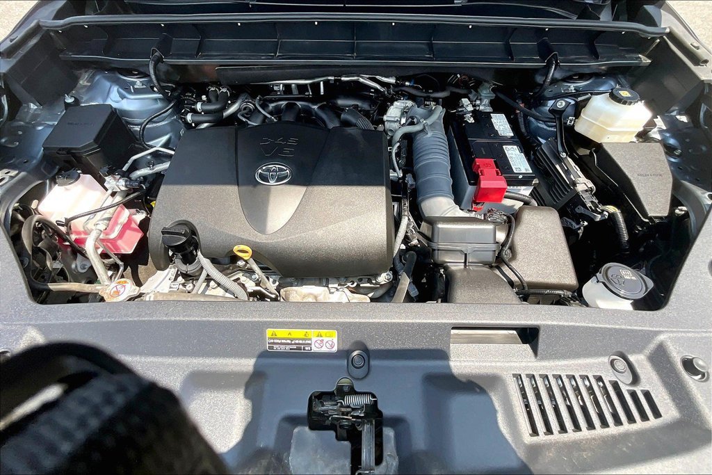 Used 2021 Toyota Highlander LE AWD/4WD image 31