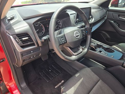 Certified 2025 Nissan Rogue SV FWD image 9
