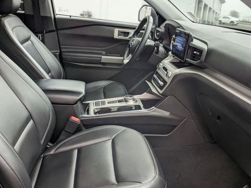 Used 2022 Ford Explorer XLT w/ Equipment Group 202A image 38