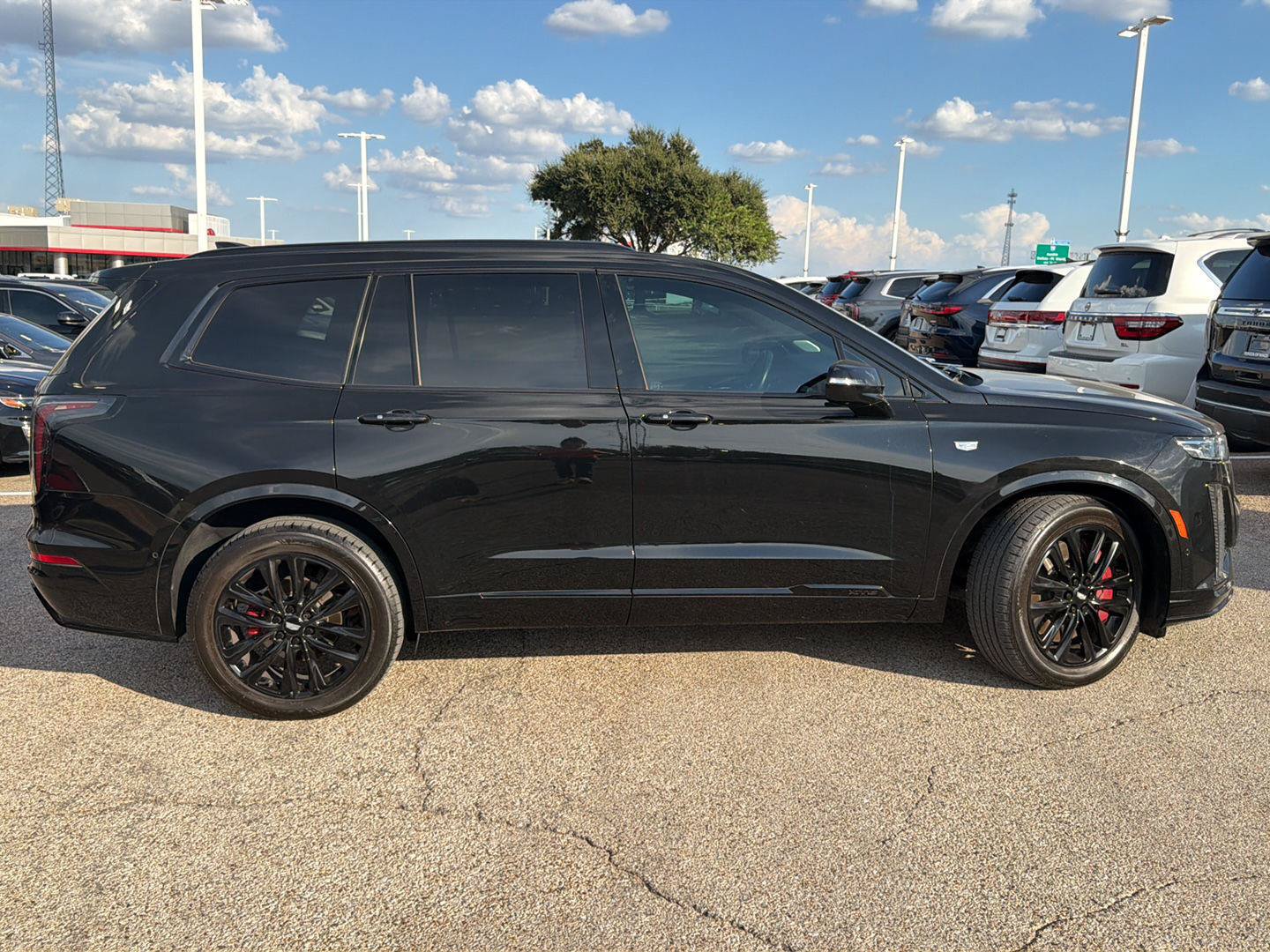 Used 2022 Cadillac XT6 Sport w/ LPO, Onyx Lite Package AWD/4WD image 8