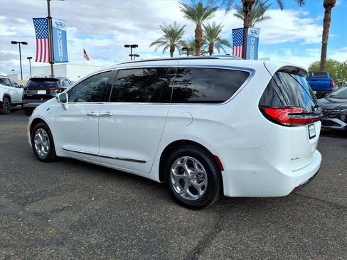 Used 2021 Chrysler Pacifica Limited w/ Uconnect Theater Family Group image 7