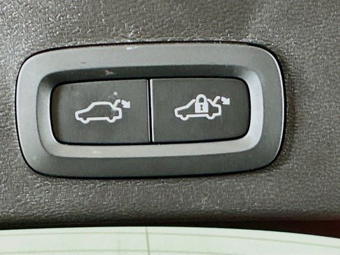 Used 2025 Volvo XC40 B5 Plus image 30