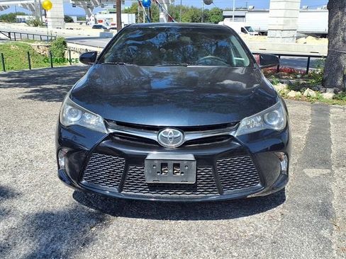 Used 2017 Toyota Camry SE image 2