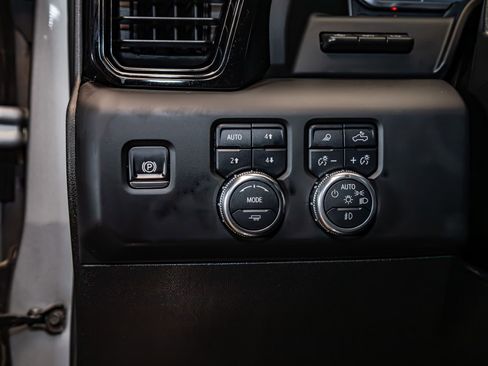 Used 2025 GMC Sierra 2500 AT4 image 16