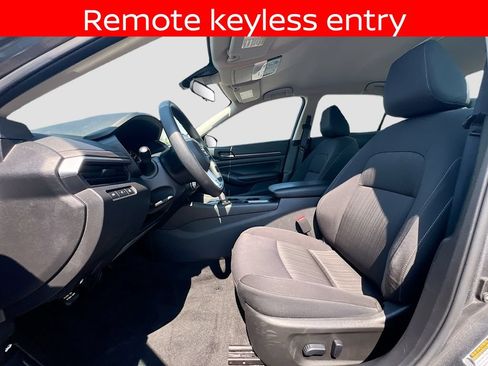 Used 2025 Nissan Altima 2.5 SV FWD image 19