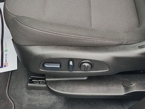 Used 2023 Chevrolet Traverse LT image 16