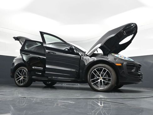 Used 2025 Porsche Macan AWD/4WD image 32